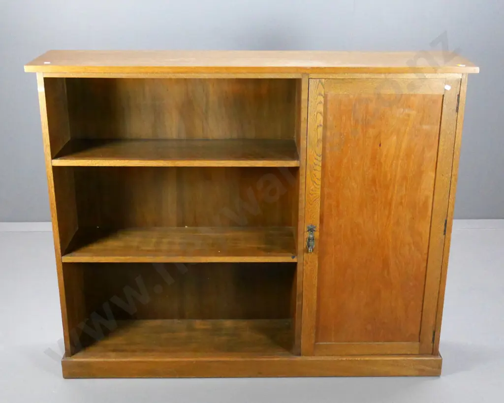 deco oak bookcase / cupboard, single door with drop handle, lock with key H1080 W1330 D300 Image 1++