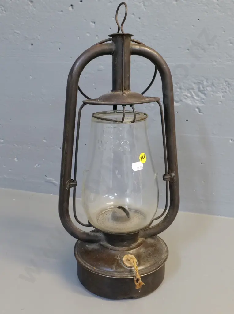 vintage kerosene lantern - glass shade marked Dietz Fitz-All New York USA - H-420 Image 1++