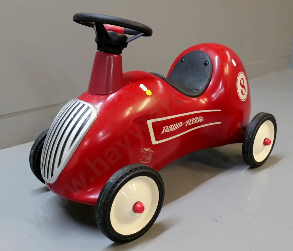 Radio Flyer Model 8 child's ride on car - H400 L650 Image 1++
