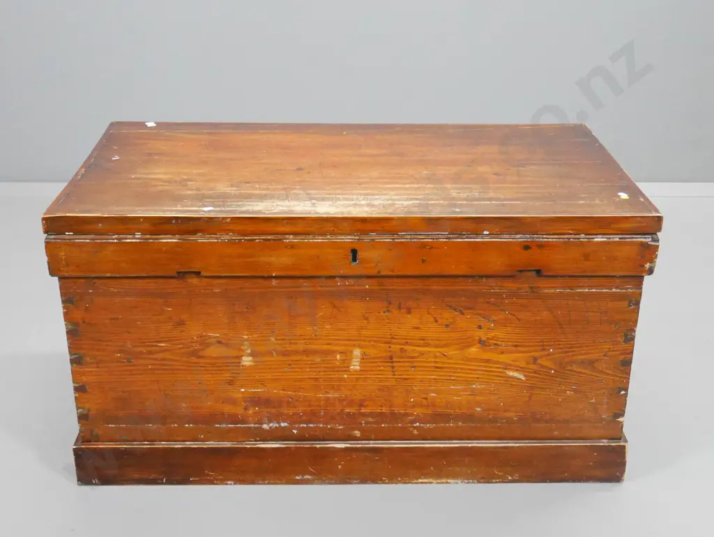 vintage cedar chest with metal handles, key escutcheons, no key - splitting, chips & polish wear H520 W1020 D580 Image 1++