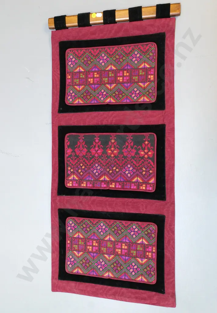 Palestinian hand-embroidered wall hanging with 3 pockets H-860 W-400 Image 1++