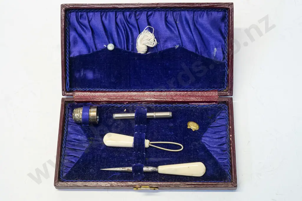 cased sewing kit thimble stamped with anchor, lion & l Image 1++