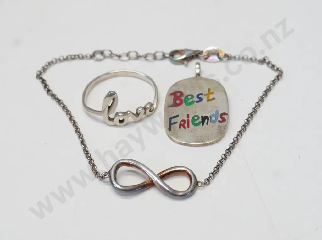 silver bracelet, silver pendant 'Best Friends' & silver ring with LOVE all stamped 925 Image 1++