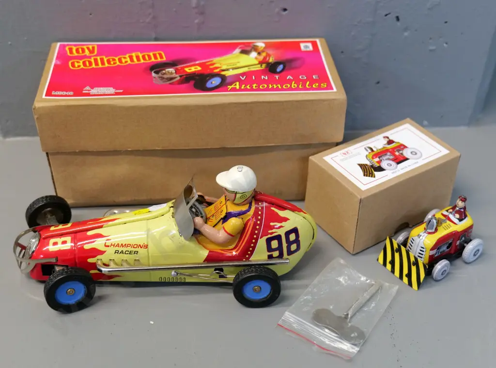 2 reproduction boxed tin toy vehicles, only one key - racing car is L-230 Image 1++
