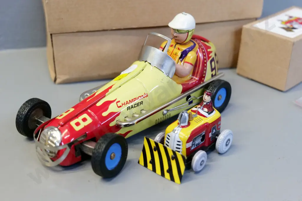2 reproduction boxed tin toy vehicles, only one key - racing car is L-230 Image 1++