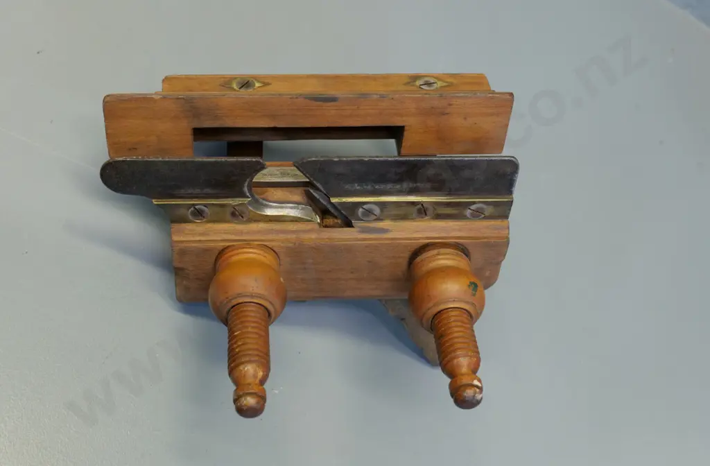 vintage wooden router plane with brass fittings 200 x 230 x 250 Image 1++