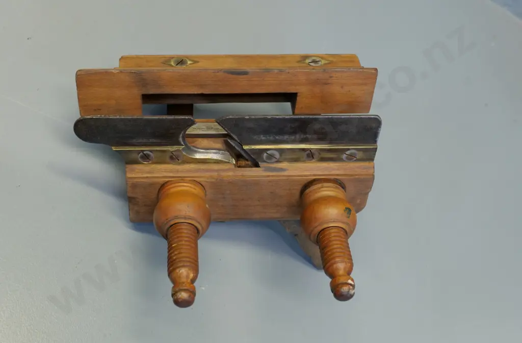 vintage wooden router plane with brass fittings 200 x 230 x 250 Image 1++