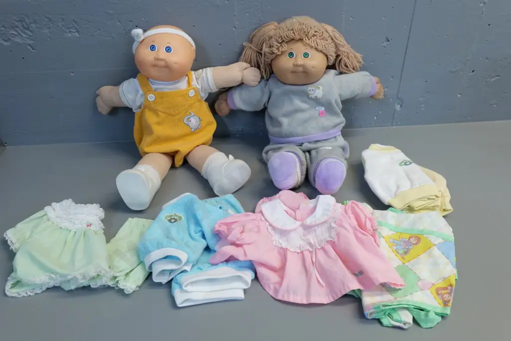 two Cabbage Patch Kids dolls and assorted clothing - dolls H-450 Image 1++