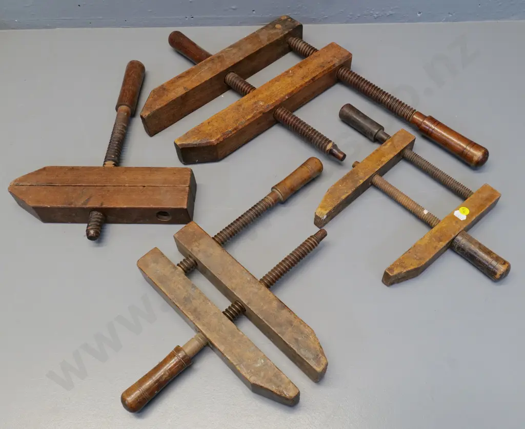 4 vintage wooden screw clamps, some loose joints, one is missing a shaft - largest is L-360 Image 1++