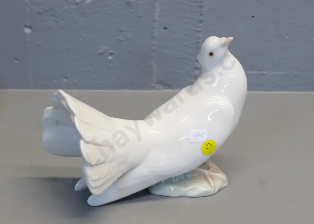 Lladro dove figurine - marks hard to read H-140 L-170 Image 1++