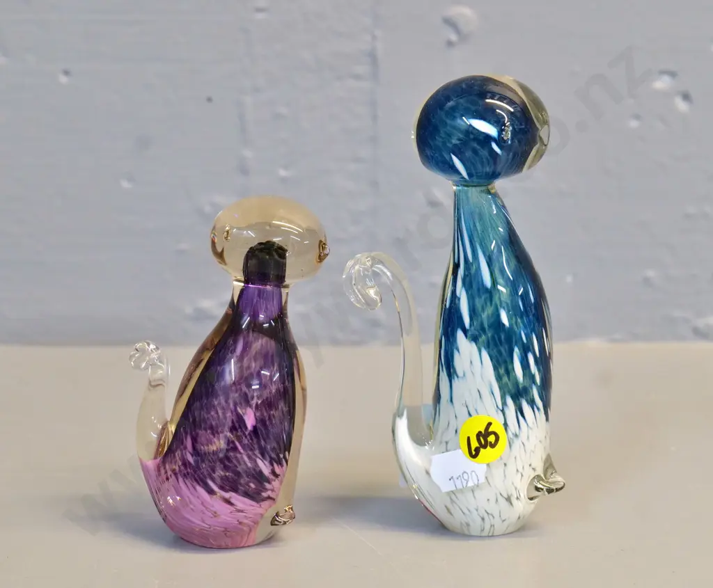 2 small Hokitika art glass cat figures - taller is H-130 Image 1++