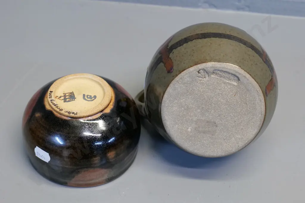 2 New Zealand studio pottery items - Peter Gregory 2008 small bowl and a Peter Vendelbosch sauce bottle Image 1++