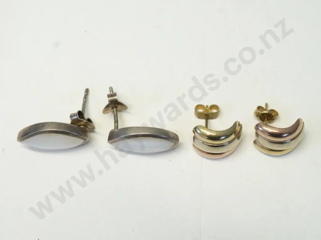 2 pairs of earrings Image 1++