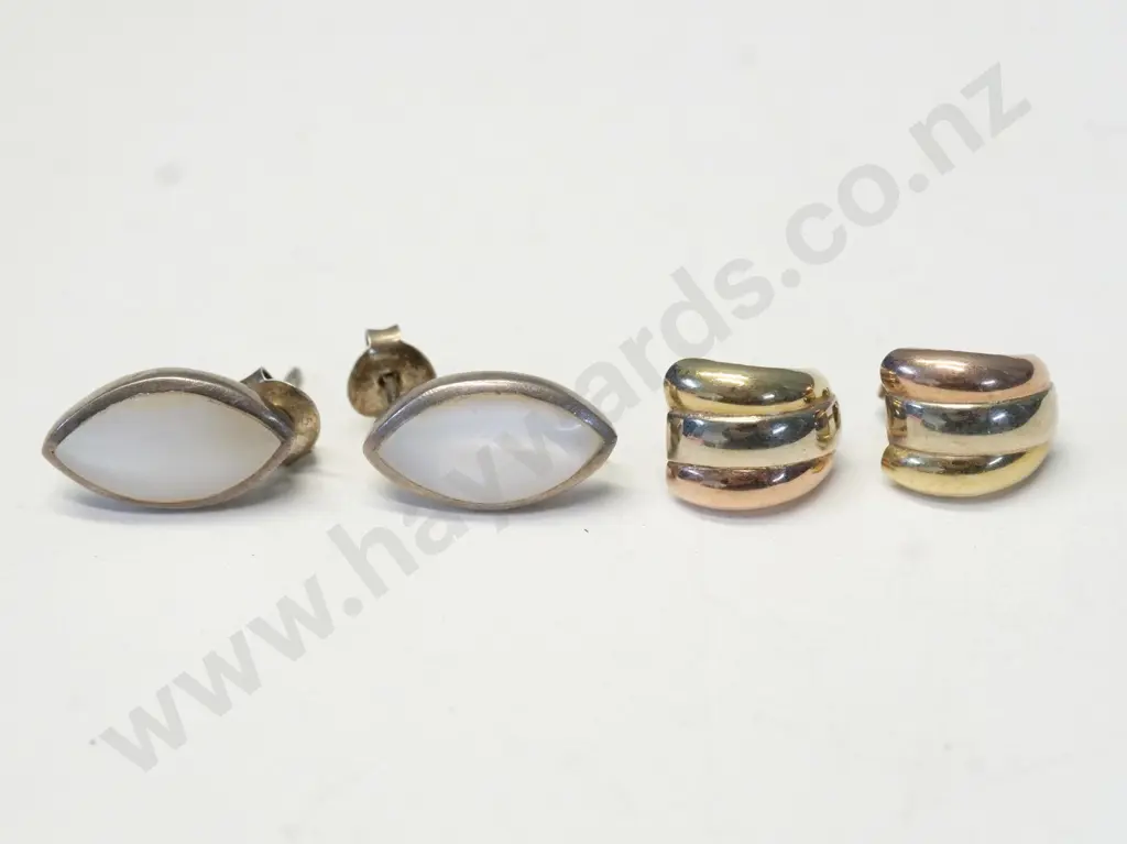 2 pairs of earrings Image 1++