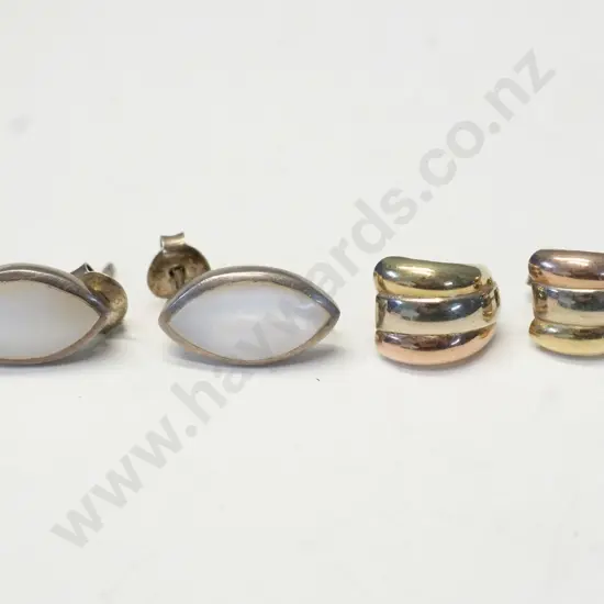 2 pairs of earrings