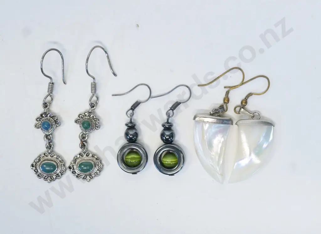 3 pairs of earrings Image 1++