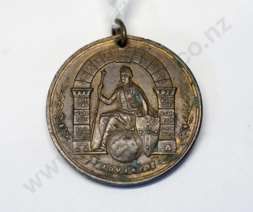 small medallion - 1901 - In Commemoration of Australian Commonwealth - diameter 32, some oxidation Image 1++