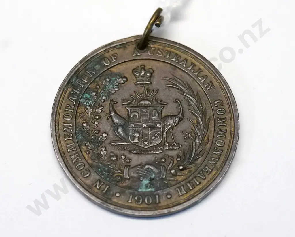 small medallion - 1901 - In Commemoration of Australian Commonwealth - diameter 32, some oxidation Image 1++