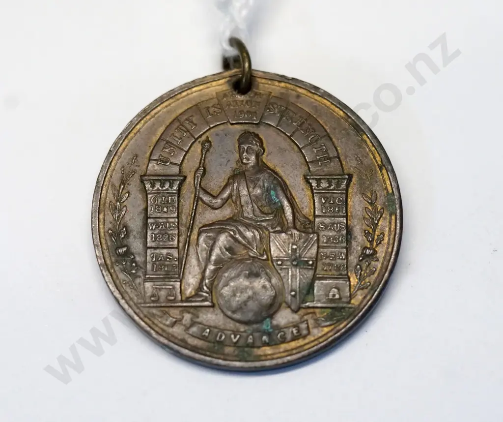 small medallion - 1901 - In Commemoration of Australian Commonwealth - diameter 32, some oxidation Image 1++