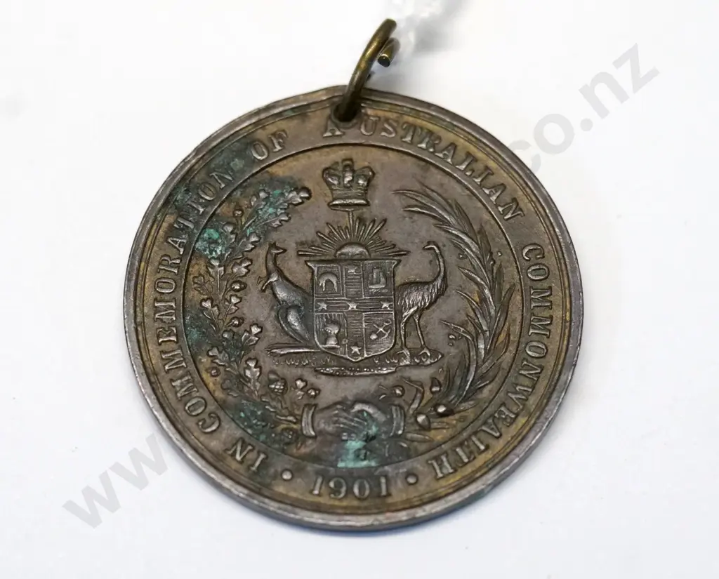 small medallion - 1901 - In Commemoration of Australian Commonwealth - diameter 32, some oxidation Image 1++