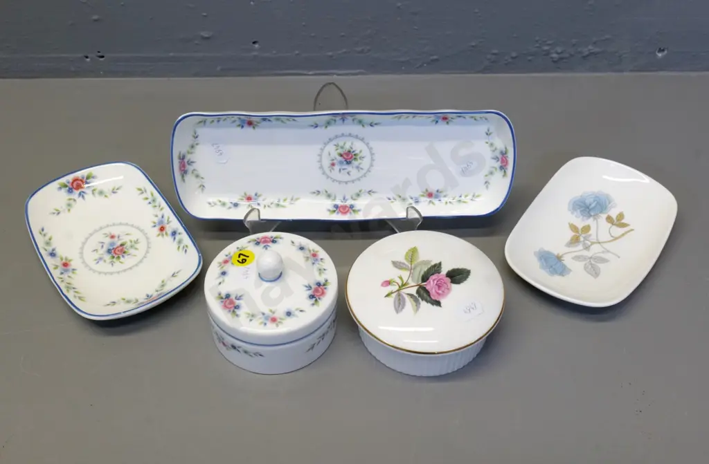 5 pieces of Wedgwood dressing table china - 3 Rosedale pattern, one Ice Rose, one Hathaway Rose Image 1++