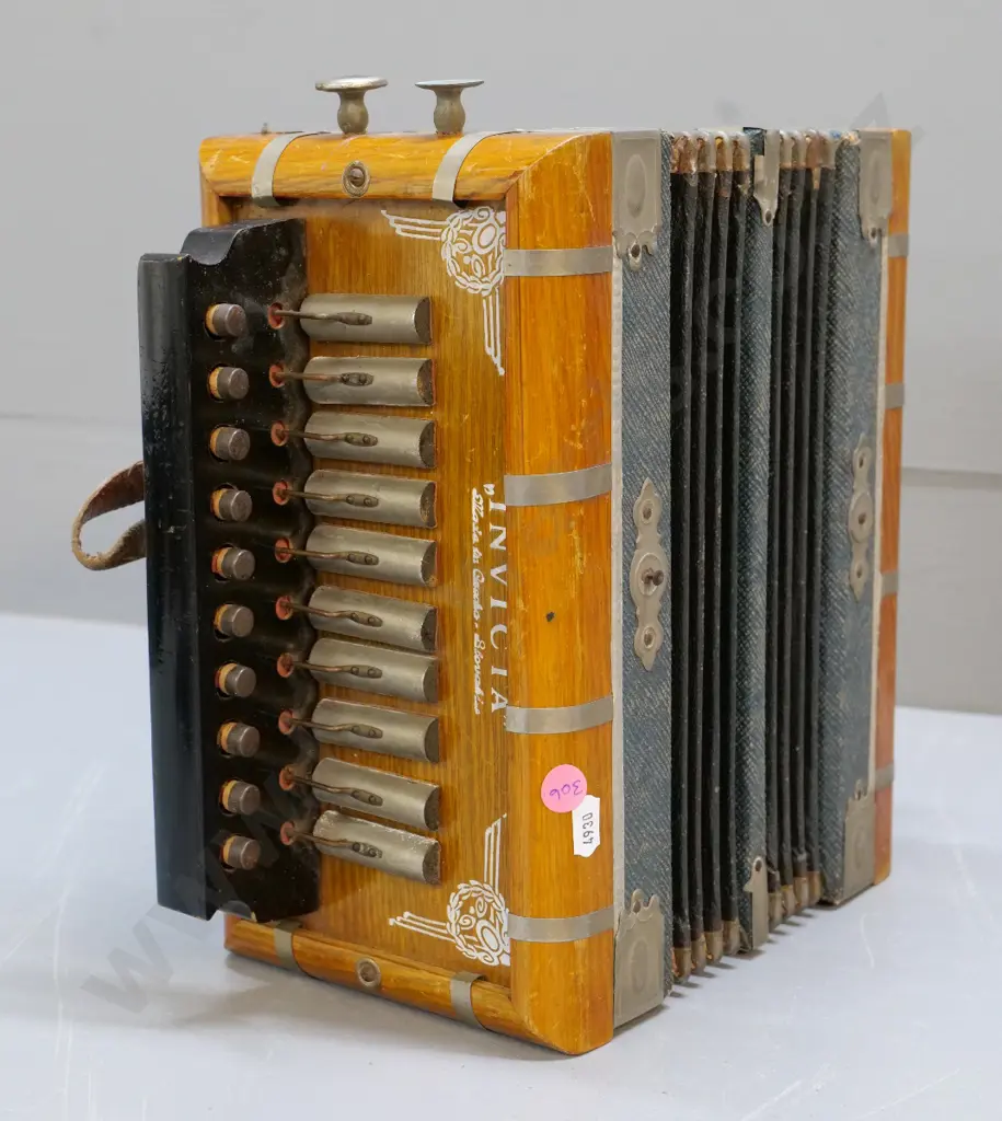vintage Invicta button accordion - some wear and tear W260 D290 Image 1++