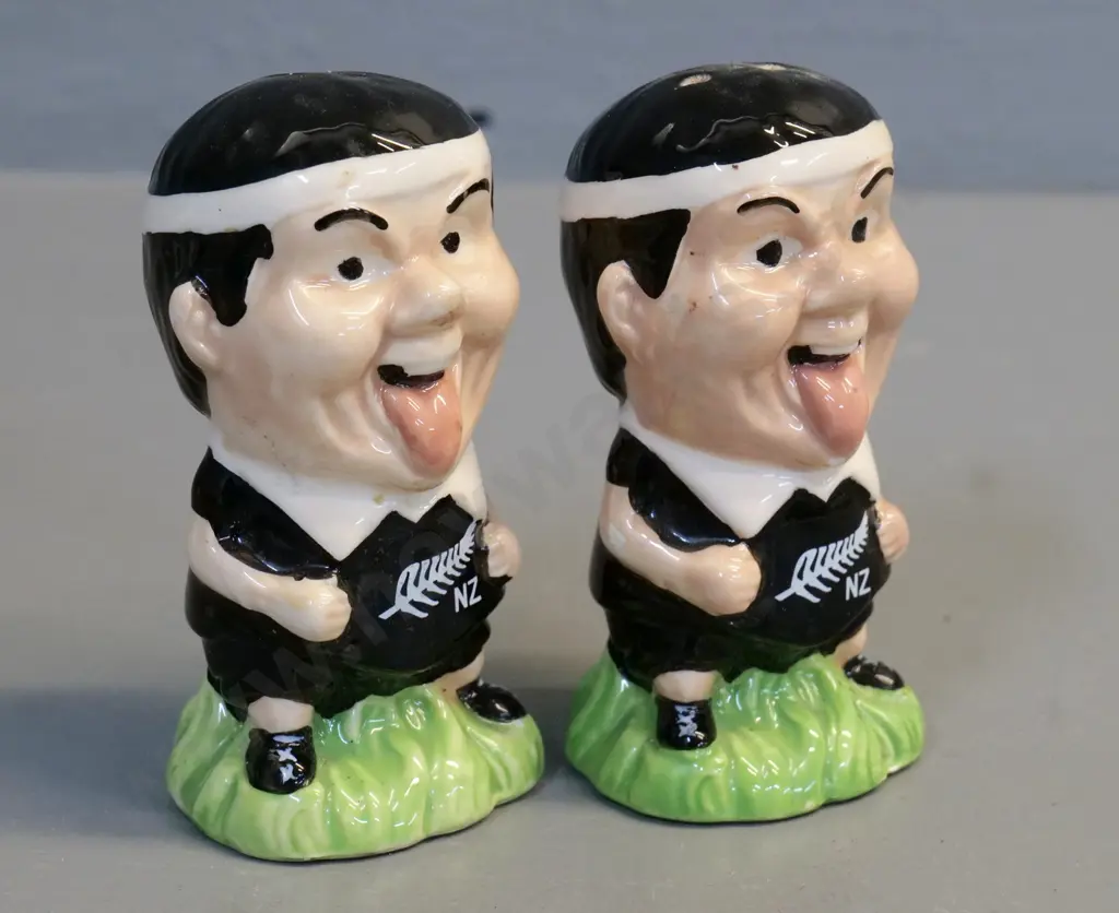 figural All Blacks salt & pepper - jersey numbers 8 and 10. H-95 Image 1++