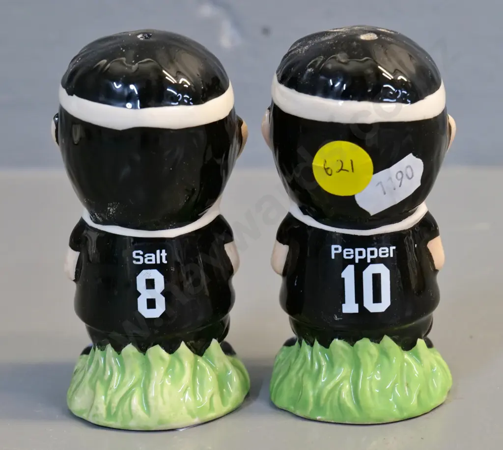 figural All Blacks salt & pepper - jersey numbers 8 and 10. H-95 Image 1++