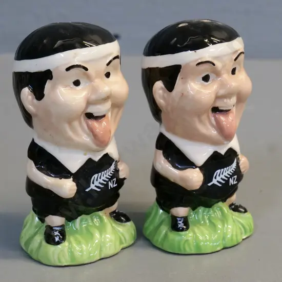 figural All Blacks salt & pepper - jersey numbers 8 and 10. H-95