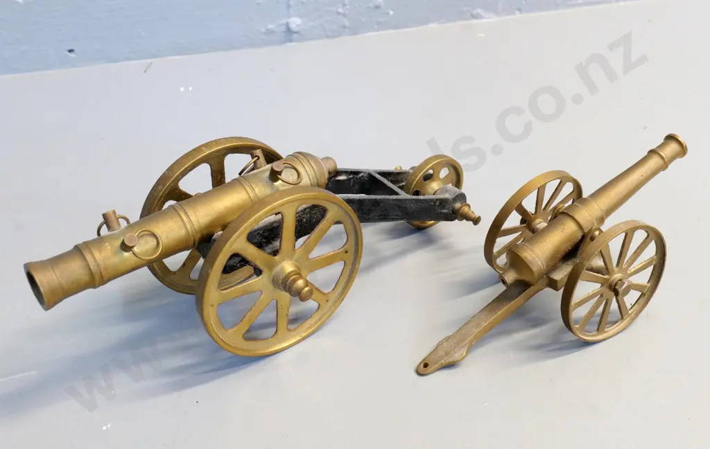 2 model cannons - one cast brass, larger one with cast iron frame H-100 L-260 W-100 Image 1++