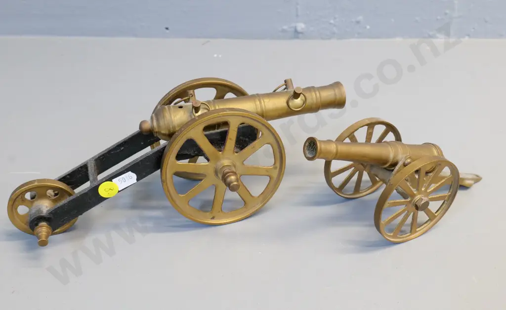 2 model cannons - one cast brass, larger one with cast iron frame H-100 L-260 W-100 Image 1++