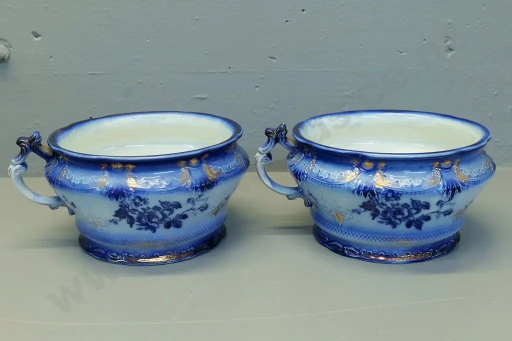 pair of Victorian flow blue and gilt chamber pots - H-135 W-280 Image 1++