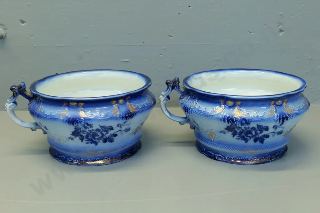 pair of Victorian flow blue and gilt chamber pots - H-135 W-280 Image 1++
