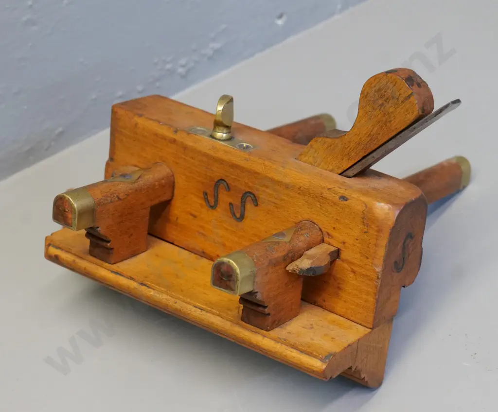 vintage timber and brass moulding plane - H180 L240 Image 1++