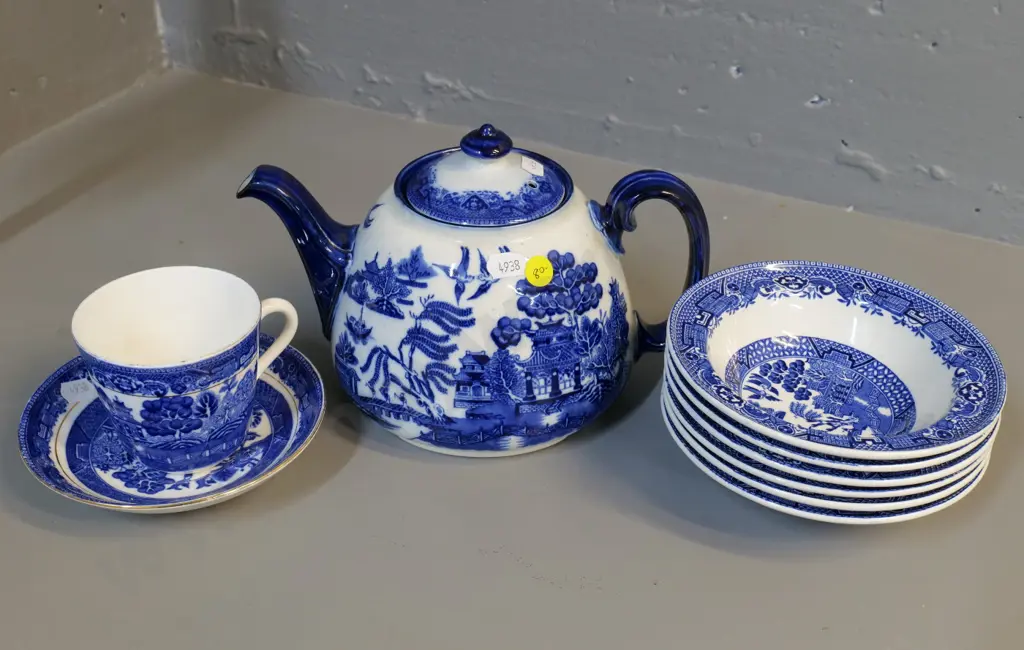 Victorian Doulton's Willow teapot H-140 W-220, Royal Albert cup & saucer, 6 Swinnerton's Old Willow dessert bowls Image 1++