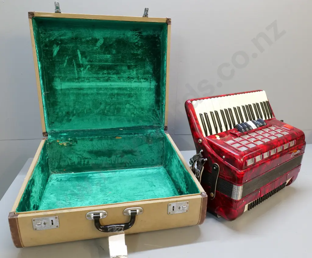 120-bass Baile piano accordion in hard case - musty but in good condition Image 1++