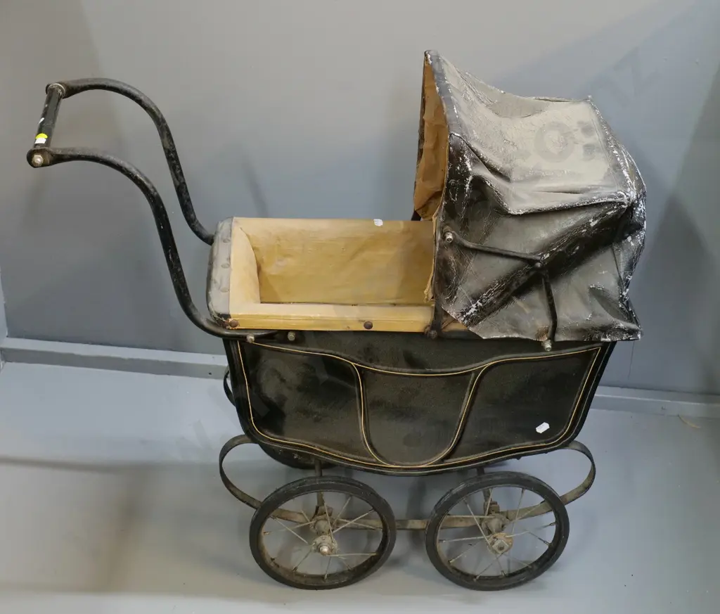 vintage Hyde Park style doll's pram - wear and tear, needs cleaning H-650 L-760 W-300 Image 1++