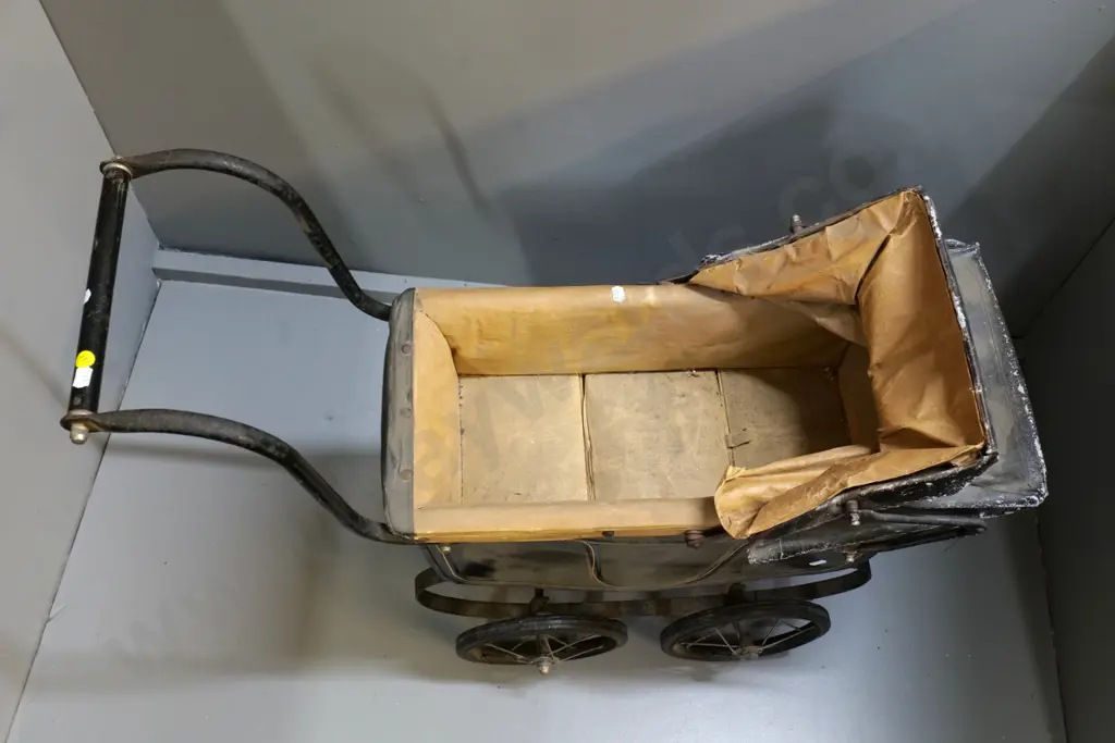 vintage Hyde Park style doll's pram - wear and tear, needs cleaning H-650 L-760 W-300 Image 1++