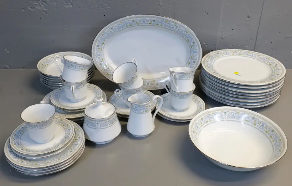 8 place Crown Ming china table setting, missing 2 bowls & one cup Image 1++