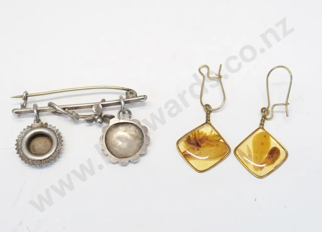 silver bar brooch & pair of earrings with wings Image 1++