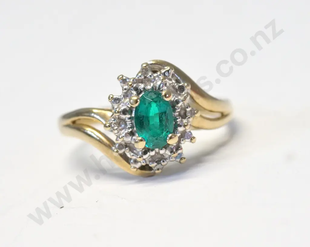 9ct emerald dress ring stamped 375 Image 1++