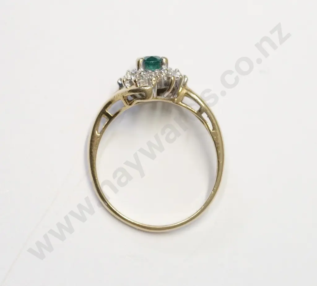9ct emerald dress ring stamped 375 Image 1++