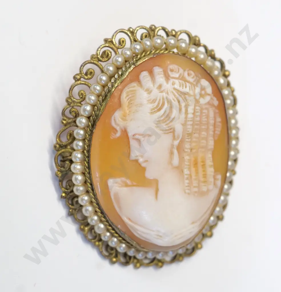 cameo & seed pearl brooch Image 1++