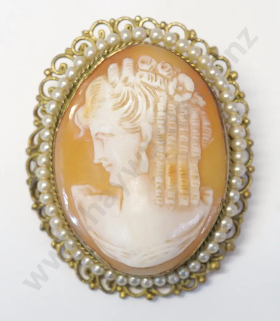 cameo & seed pearl brooch Image 1++
