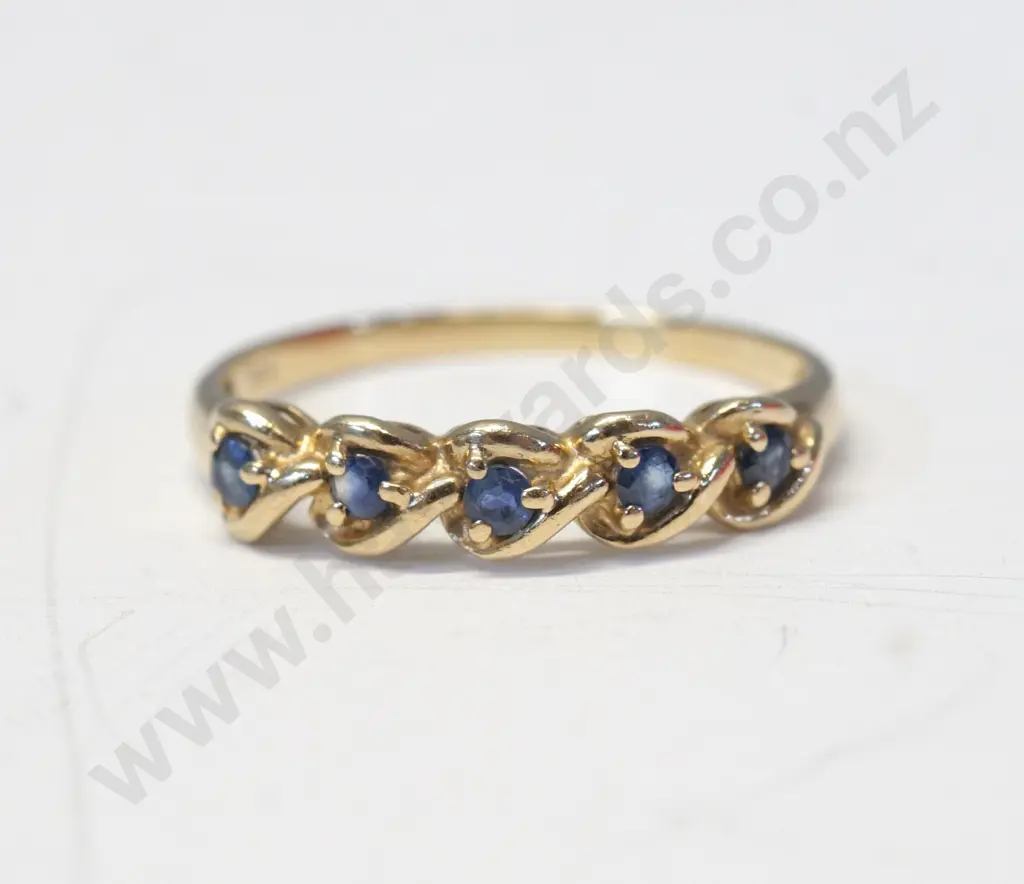 9ct sapphire ring - stamped Image 1++