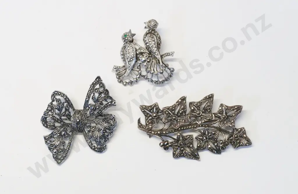 3 marcasite brooches Image 1++