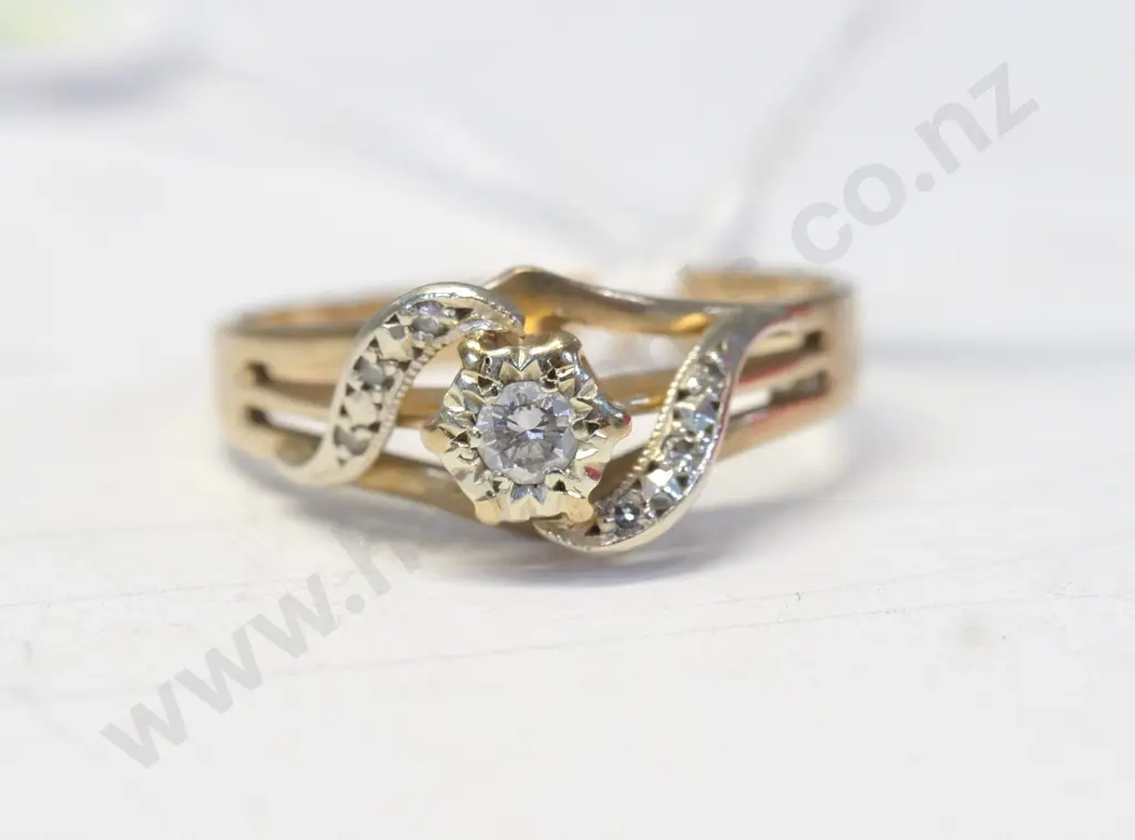 9ct diamond ring stamped 375 Image 1++