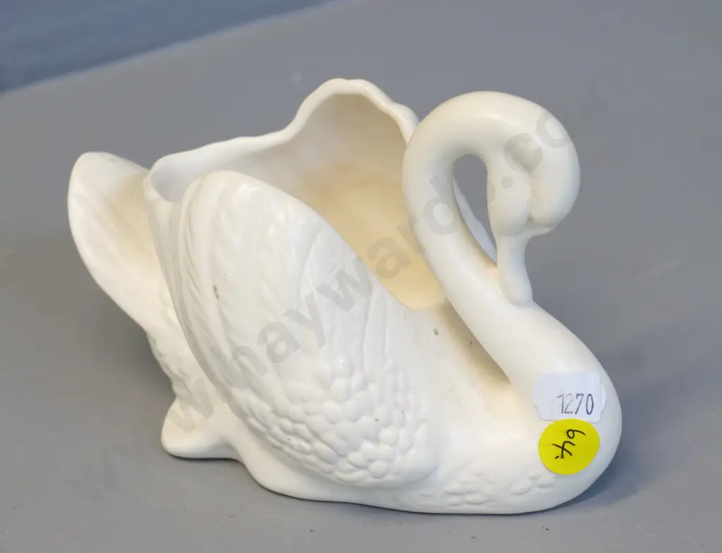 Crown Lynn small swan vase No. 154. H-100 L-140 Image 1++