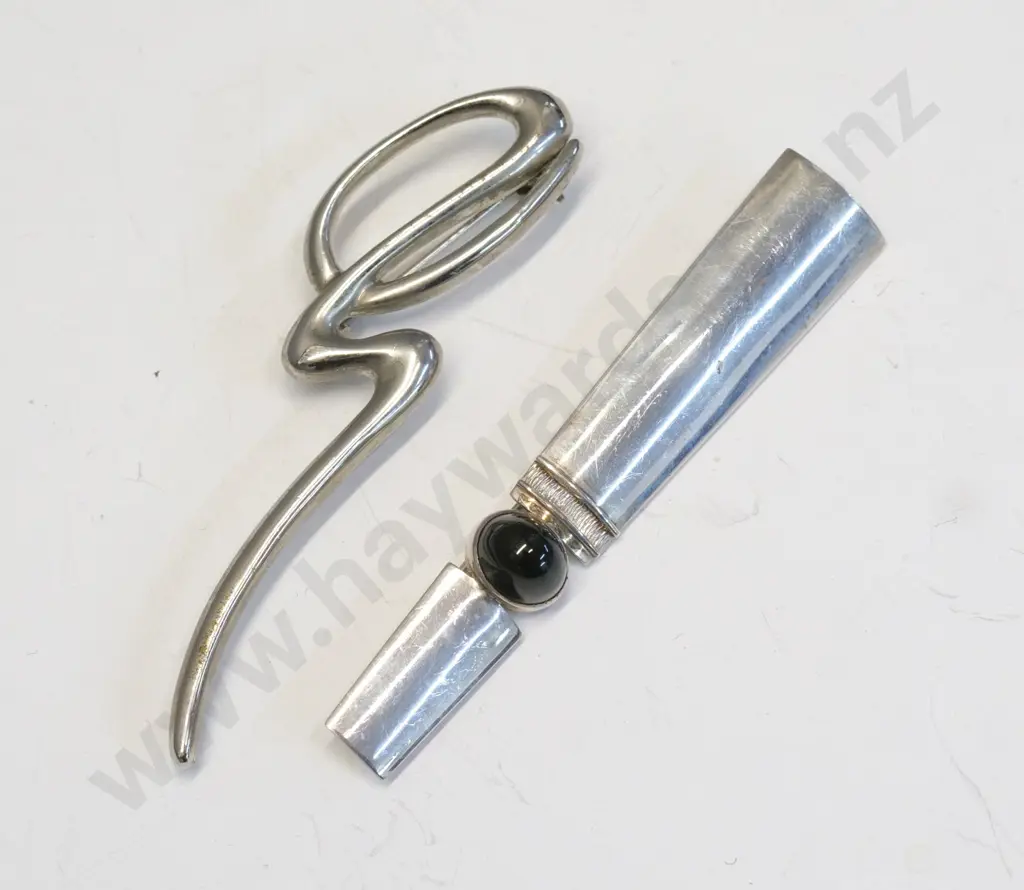 2 silver brooches Image 1++