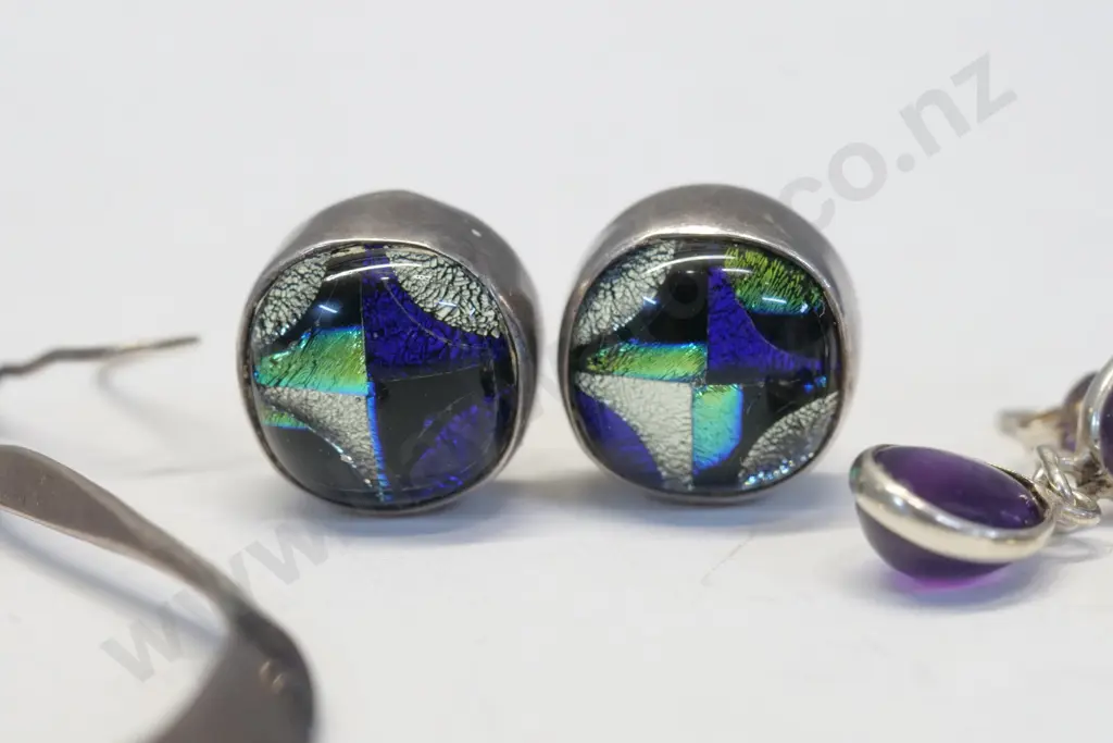 4 pairs of asstd earrings Image 1++